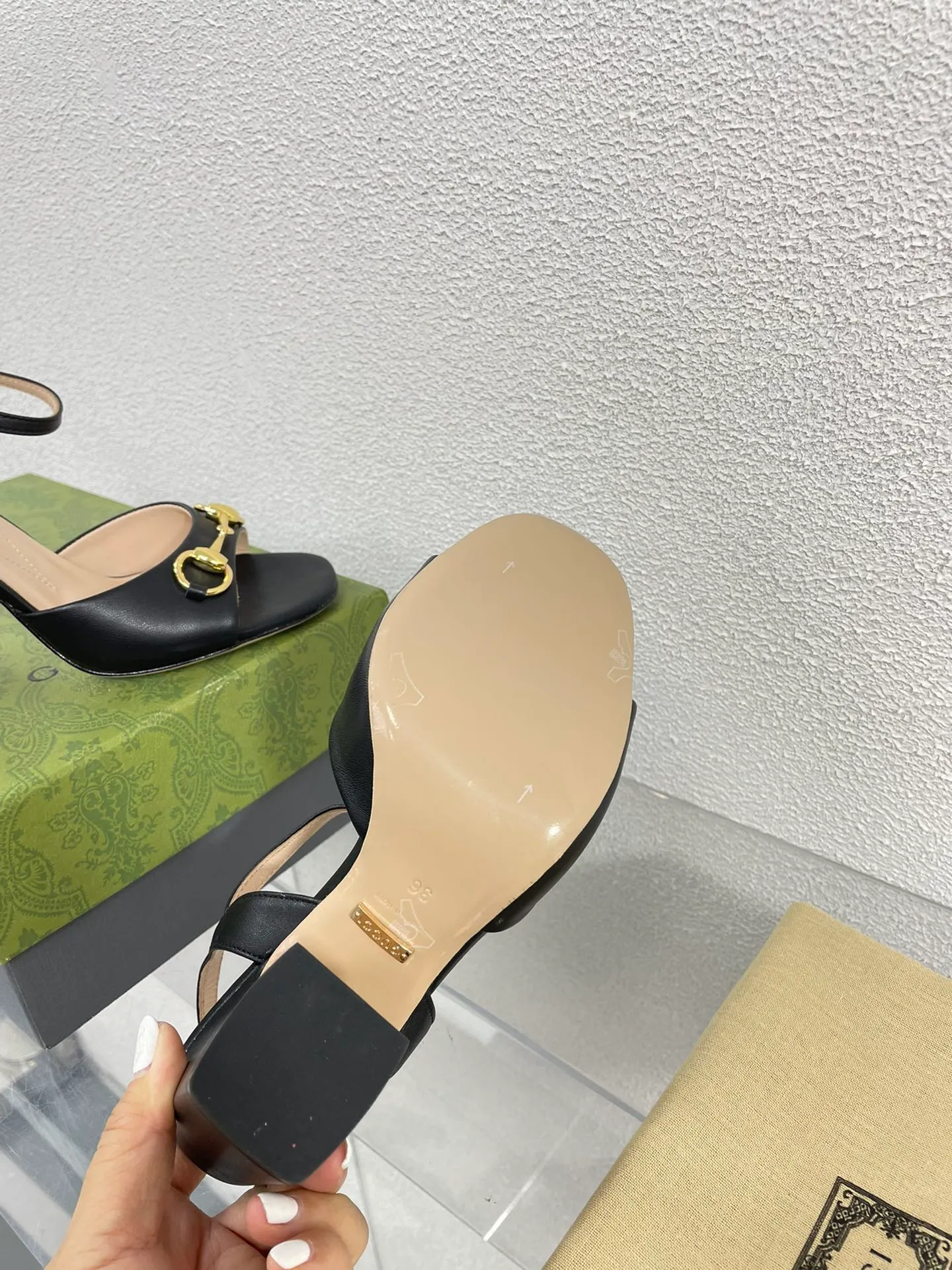 👟👟Ex-factory price 520👟👟 Classic Gucci sandals 💰 Popular 🔥 single product brown, upper made of lambskin, classic logo💪 Exquisite double G diamond buckle hardware, Italian imported genuine leather outsole💯 Sheepskin lining, feet, classic hardware buckle, original custom code number: 35 36 37 38 39 40 41 42 (order 40 41 42) with original packaging
